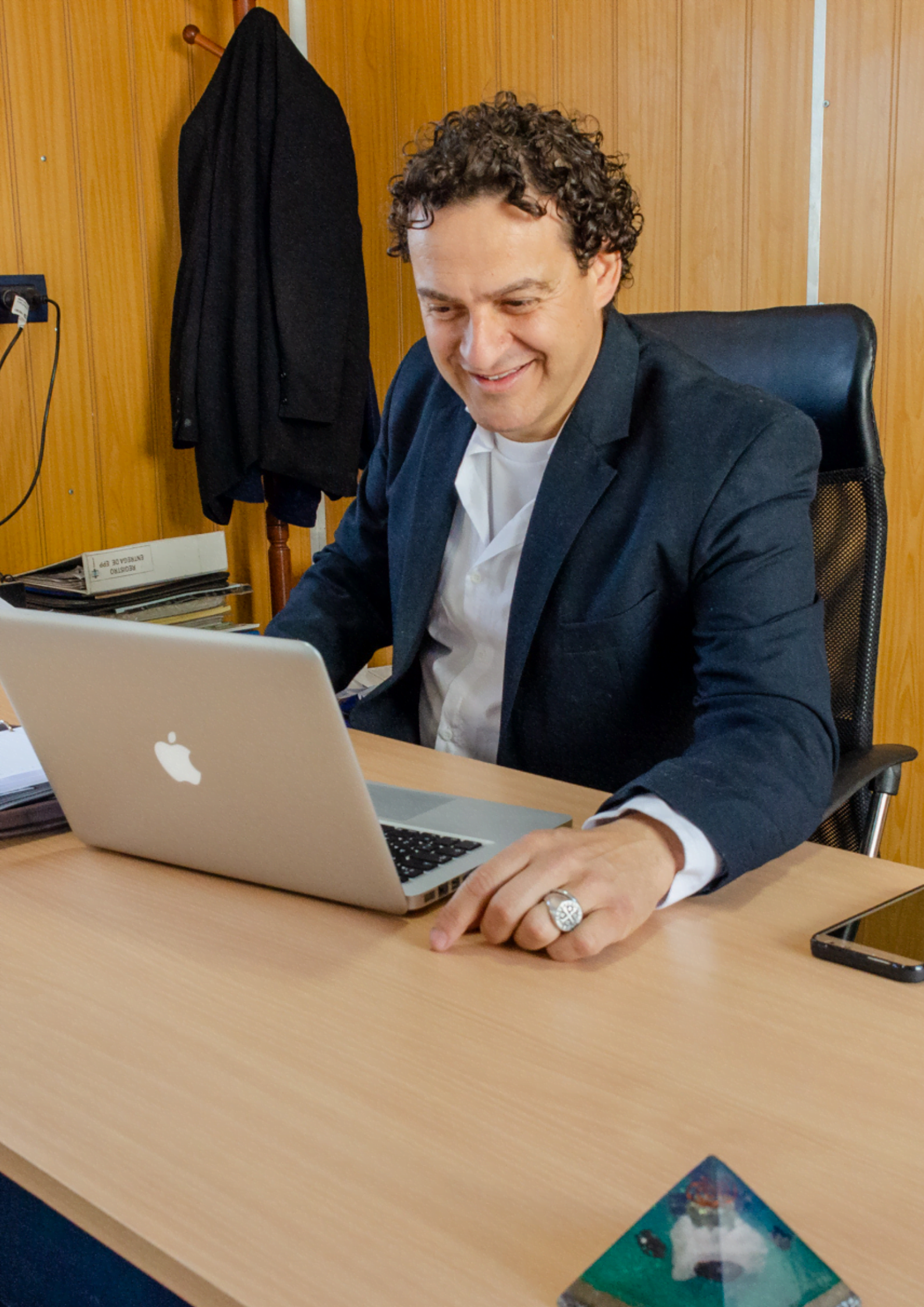 Elegante Modelo Vertical Publicidad Póster